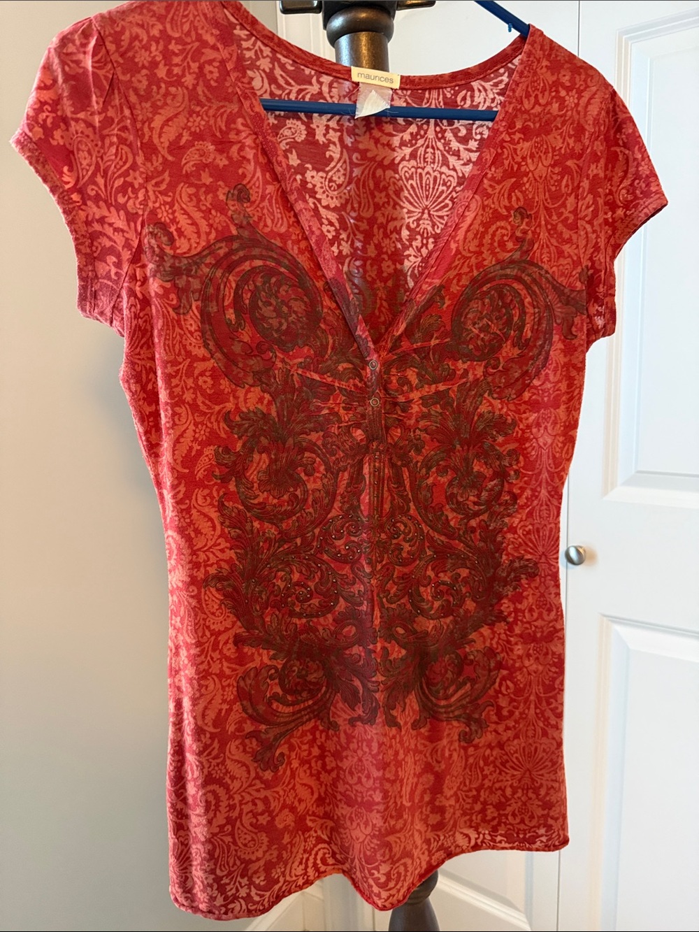 Maurices Red Short Sleeve V-Neck Decorative Print Tee